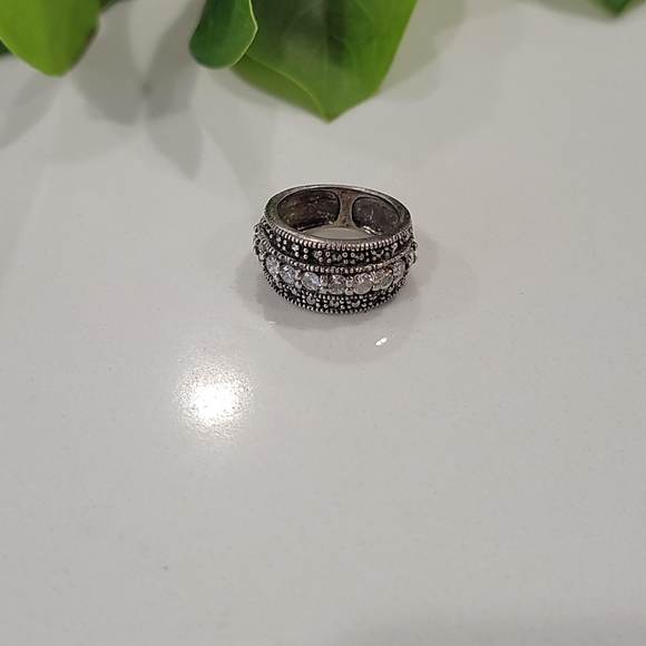 Small Silver Ring - Picture 3 of 4